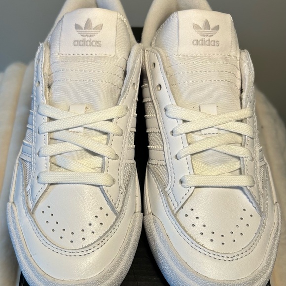 Adidas Nora "White/Metallic Gold" Men’s Size 4 - Picture 3 of 6